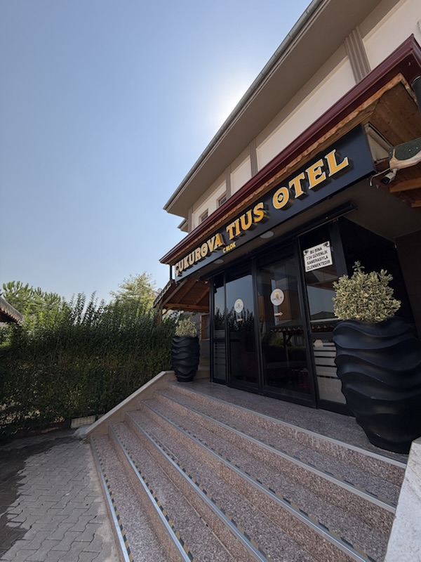 Çukurova Tius Otel tabelasıyla otel girişi