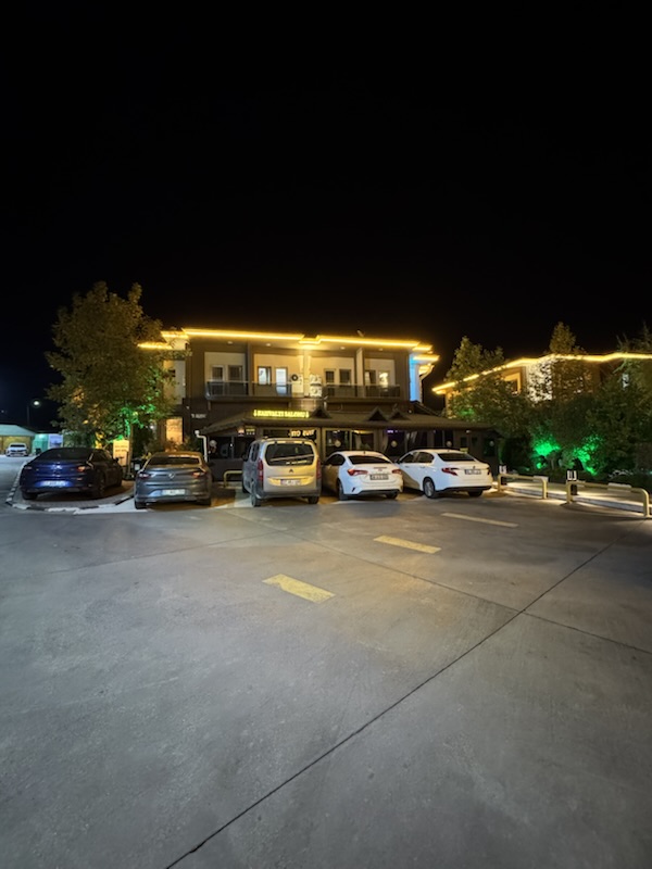 Otel ve otopark, gece