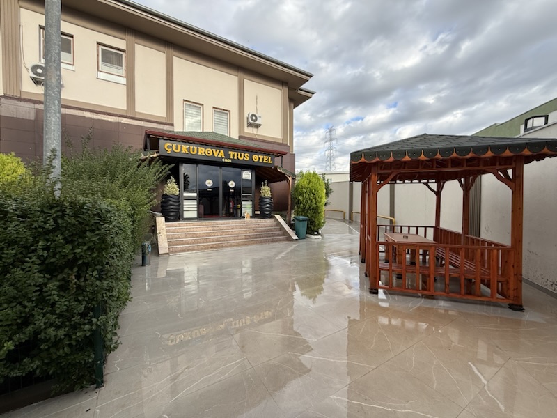 Otel girişi ve kamelya