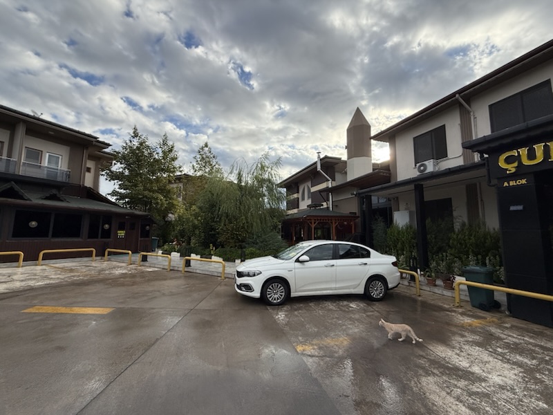 Otel önü ve otopark