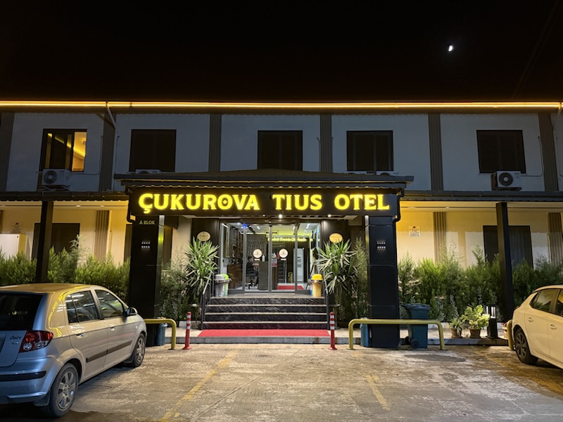 Otel girişi, gece