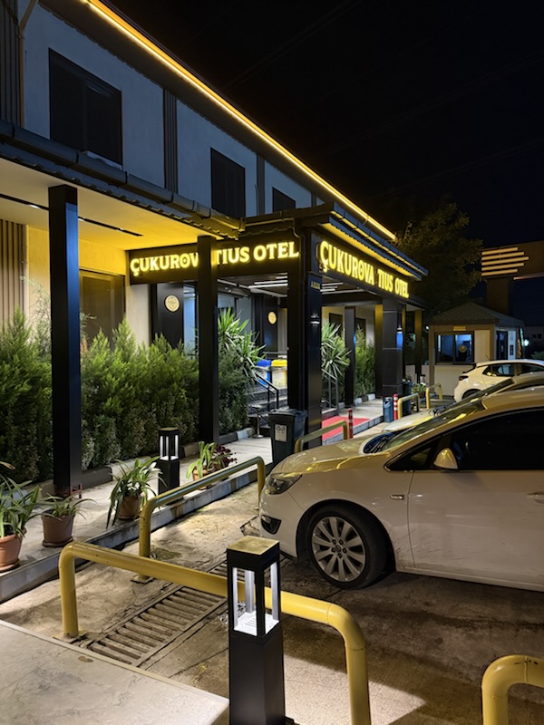 Otel girişi, gece