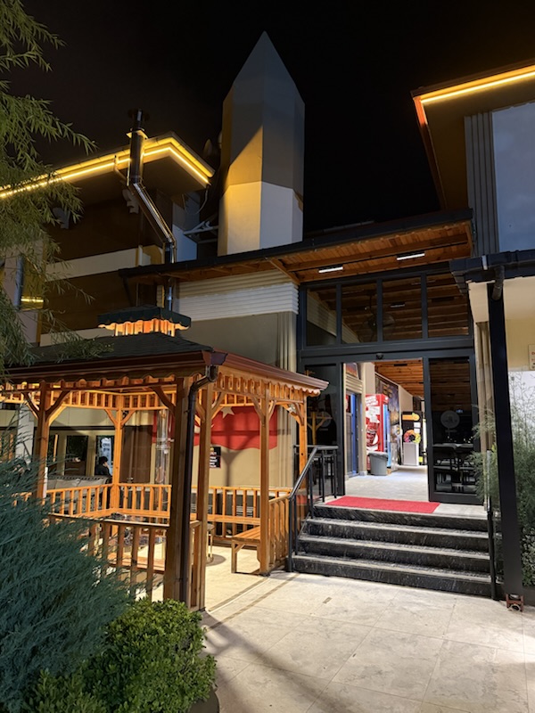 Giriş ve kamelya, gece