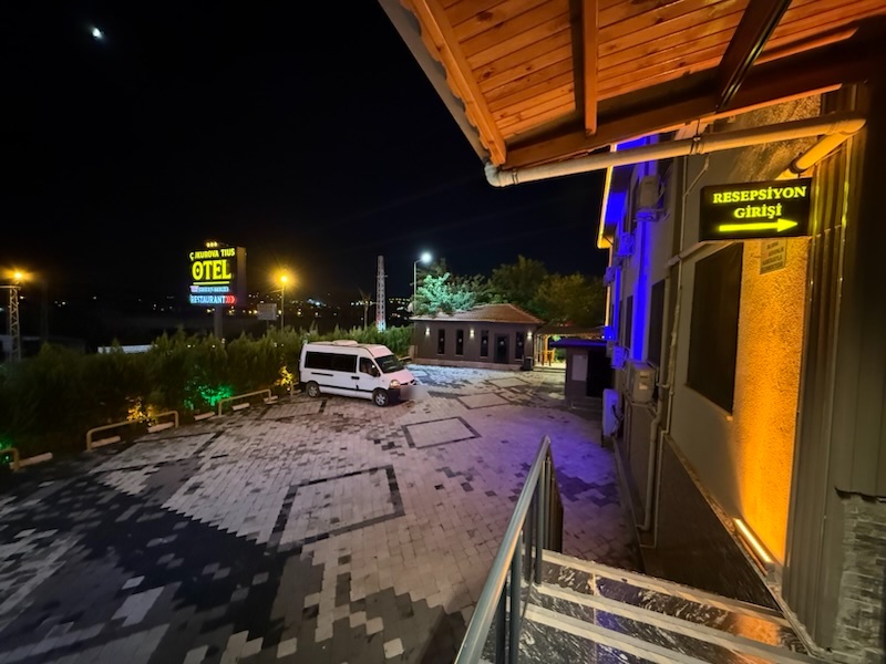 Resepsiyon girişi, gece