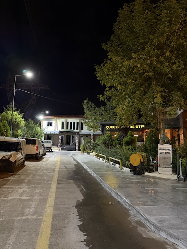 Otelin yolu, gece