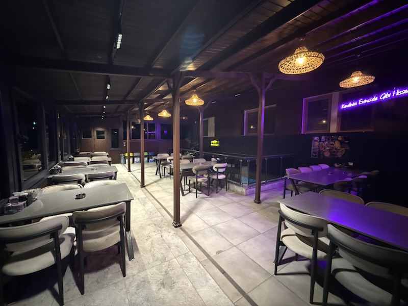 Kahvaltı salonu, akşam